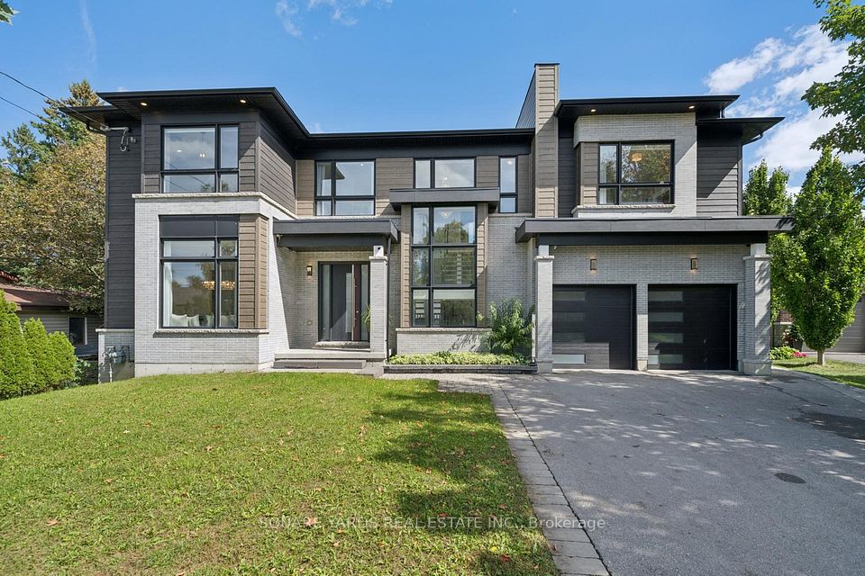 Detached at 21 Montgomery Avenue, Whitby, ON L1M 1A9, Whitby