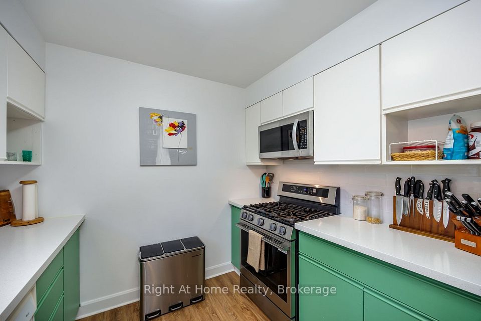 10 Newing Court, Ajax, ON L1S 2T6 12