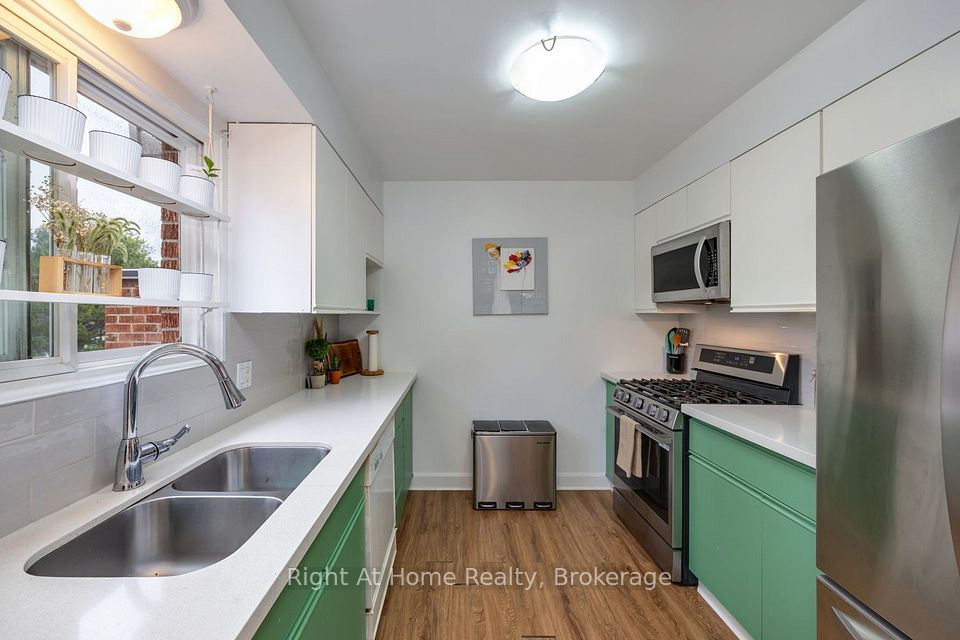10 Newing Court, Ajax, ON L1S 2T6 13