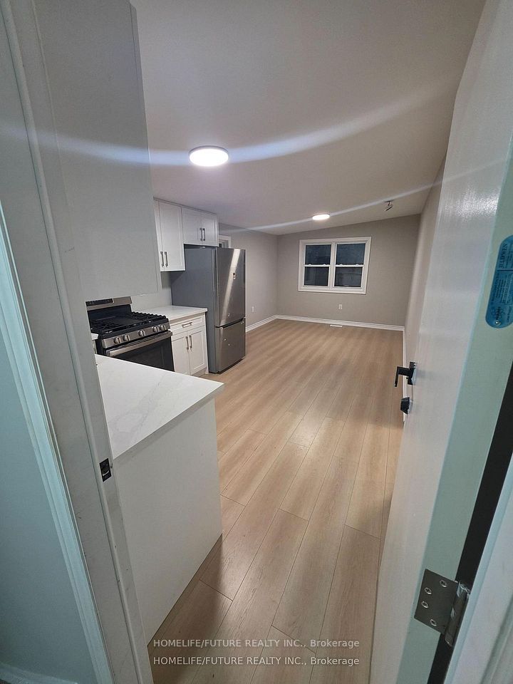 2983 Lawrence Avenue E, Toronto, ON M1P 2V6 22