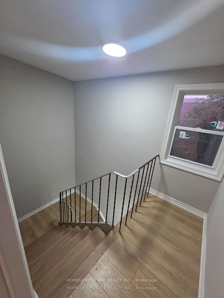 2983 Lawrence Avenue E, Toronto, ON M1P 2V6 18