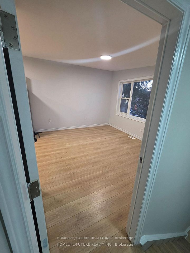 2983 Lawrence Avenue E, Toronto, ON M1P 2V6 20