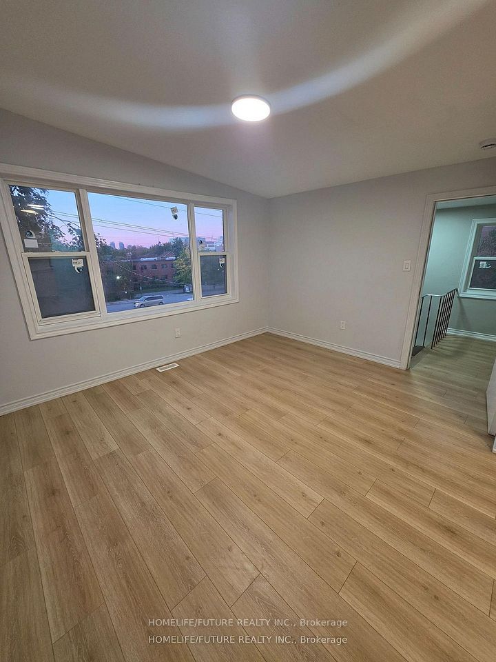 2983 Lawrence Avenue E, Toronto, ON M1P 2V6 14