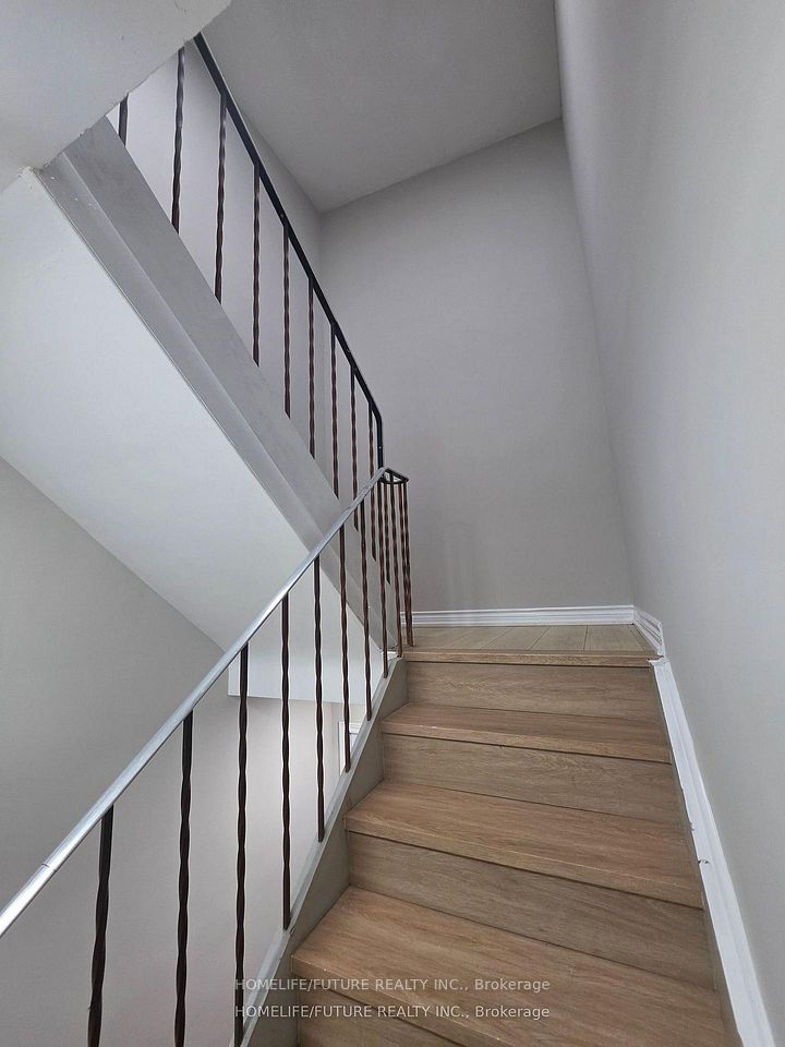 2983 Lawrence Avenue E, Toronto, ON M1P 2V6 9