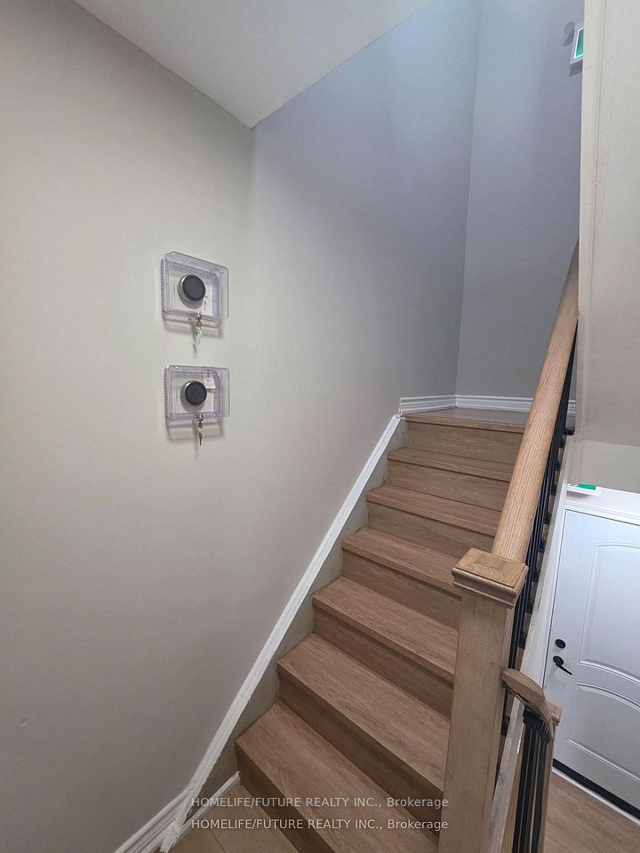 2983 Lawrence Avenue E, Toronto, ON M1P 2V6 19