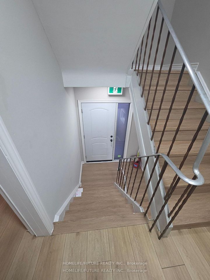 2983 Lawrence Avenue E, Toronto, ON M1P 2V6 23