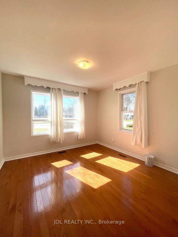 73 Shilton Road Main, Toronto, ON M1S 2J8 9