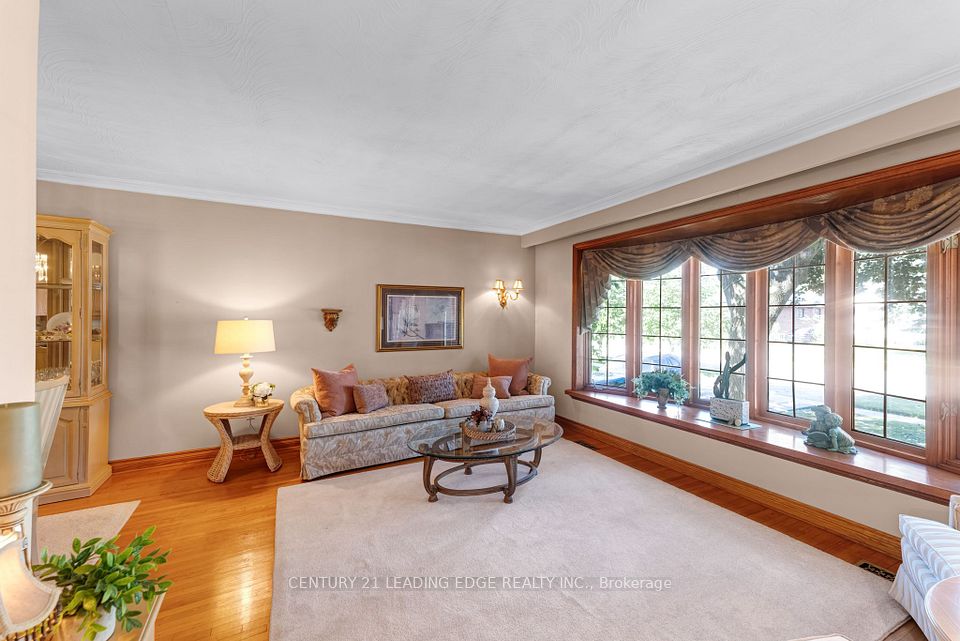39 Wantanopa Crescent, Toronto, ON M1H 2B2 9