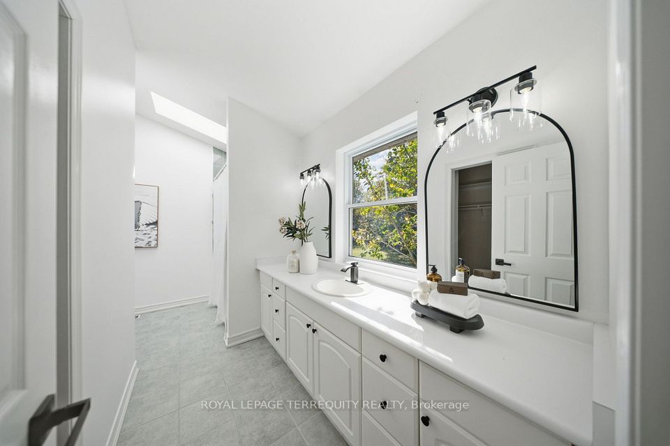 29 Ontoro Boulevard, Ajax, ON L1Z 1X6 24