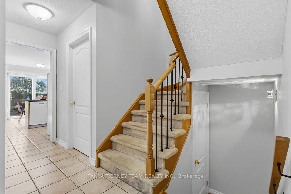 28 Castle Green Drive, Whitby, ON L1R 2P9 23