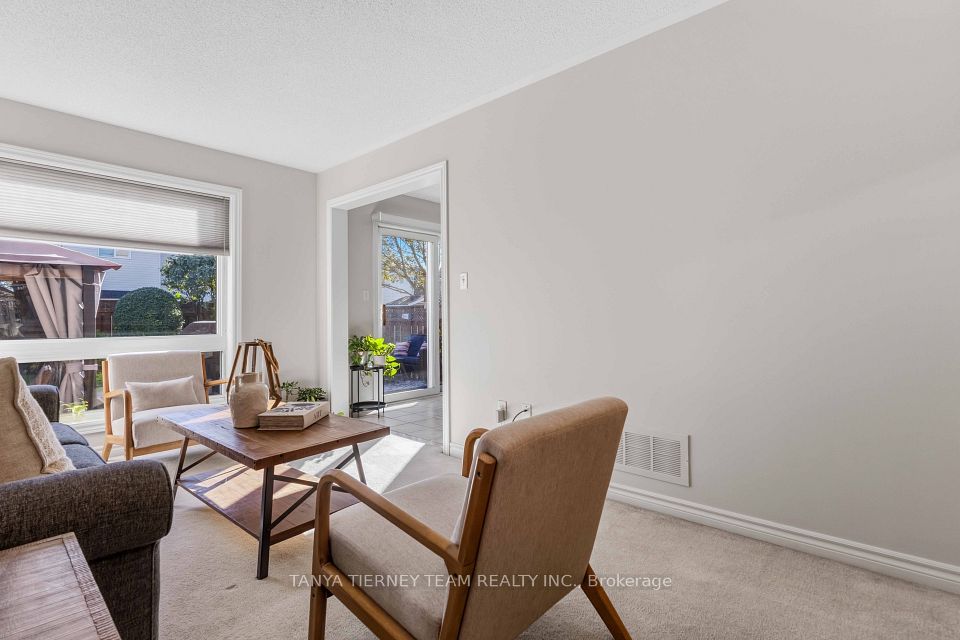 28 Castle Green Drive, Whitby, ON L1R 2P9 9