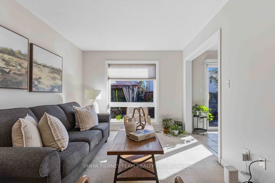 28 Castle Green Drive, Whitby, ON L1R 2P9 7