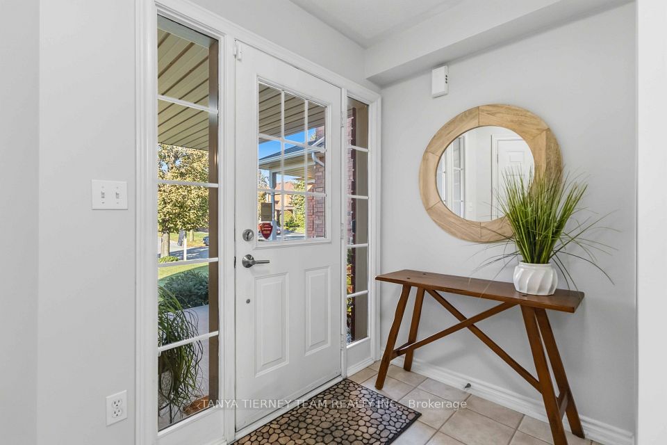 28 Castle Green Drive, Whitby, ON L1R 2P9 4