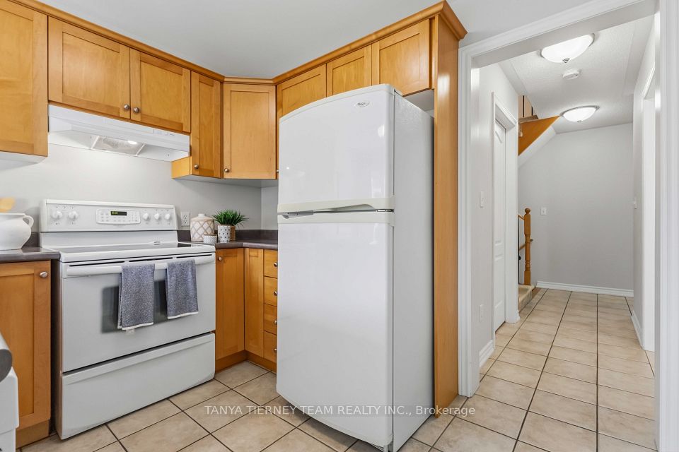 28 Castle Green Drive, Whitby, ON L1R 2P9 18