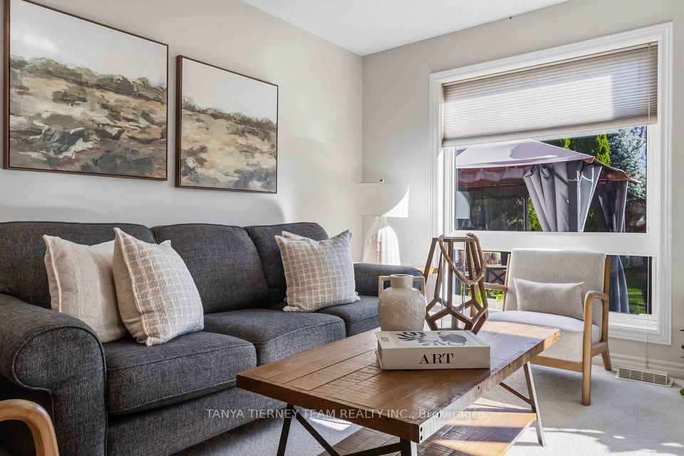 28 Castle Green Drive, Whitby, ON L1R 2P9 8