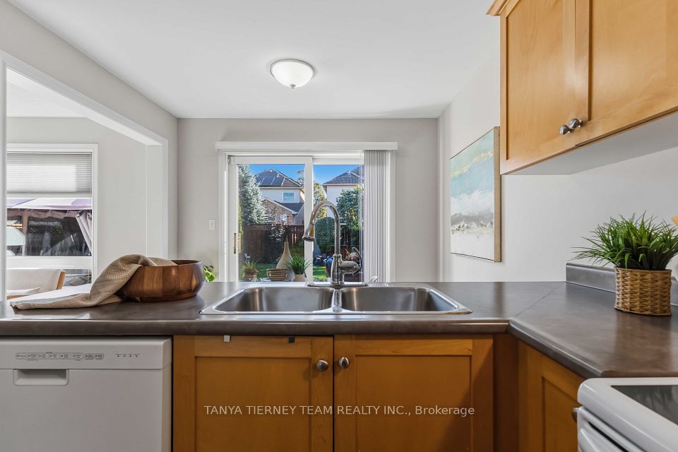 28 Castle Green Drive, Whitby, ON L1R 2P9 16