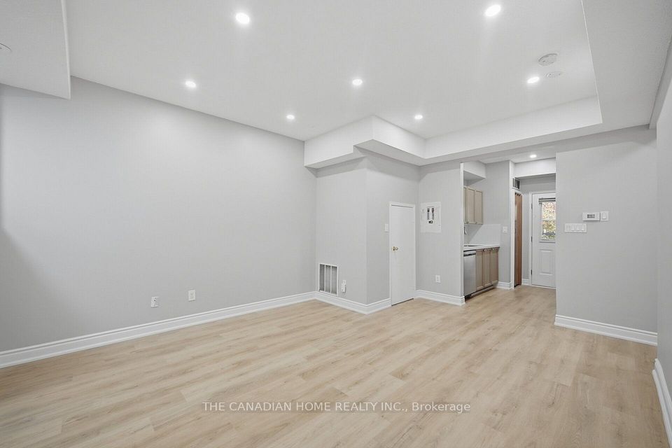 901 Kennedy Road 38, Toronto, ON M1K 2E9 5