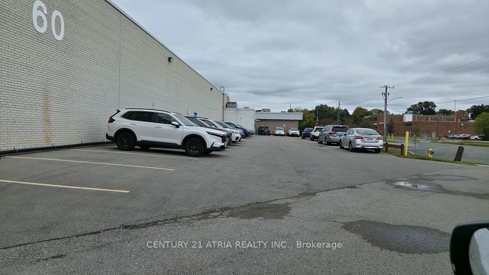 60 Emblem Court, Toronto, ON M1S 1B1 2
