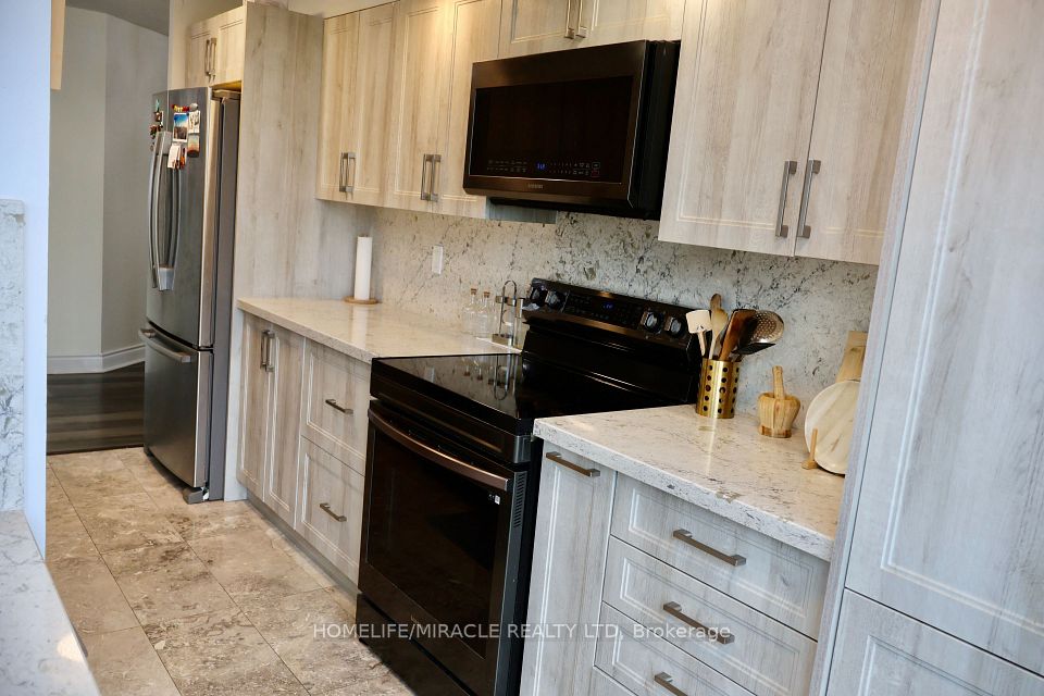 3233 Eglinton Avenue E 802, Toronto, ON M1J 3N6 7