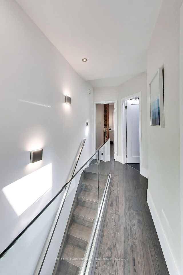 102 Gough Avenue, Toronto, ON M4K 3N8 12