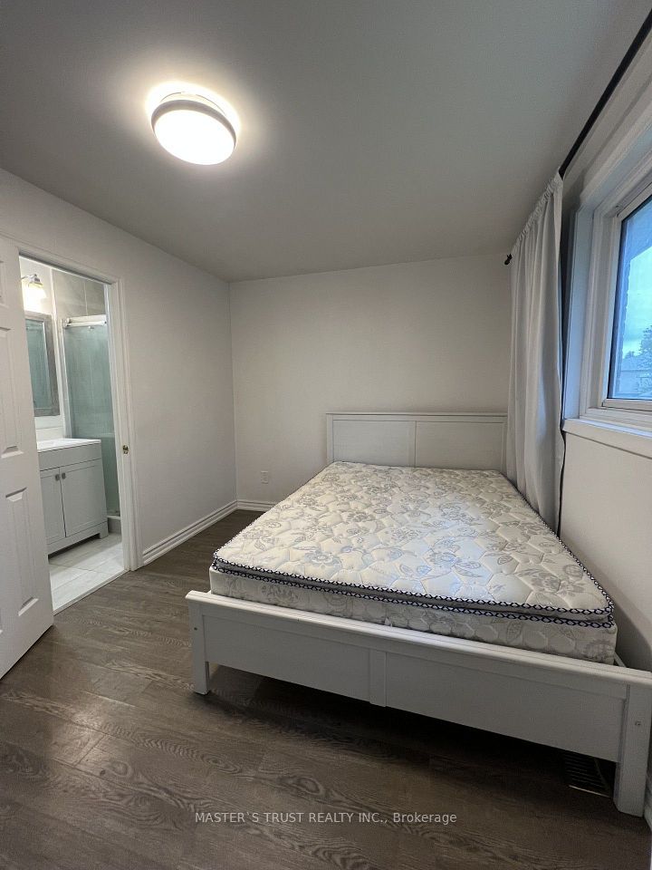 139 Amberjack Boulevard Main, Toronto, ON M1H 2K1 16