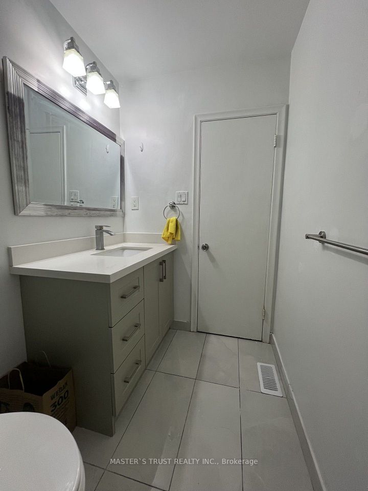 139 Amberjack Boulevard Main, Toronto, ON M1H 2K1 7