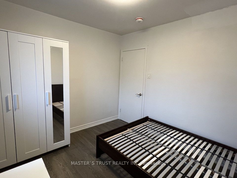 139 Amberjack Boulevard Main, Toronto, ON M1H 2K1 13