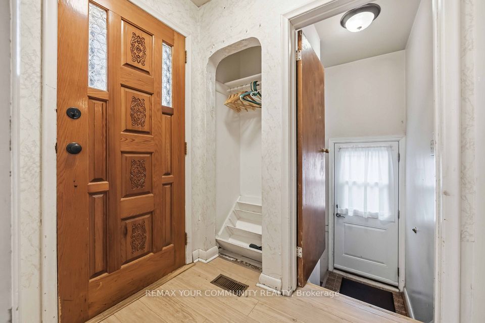 4 Waltonice Road, Toronto, ON M1M 3G5 5