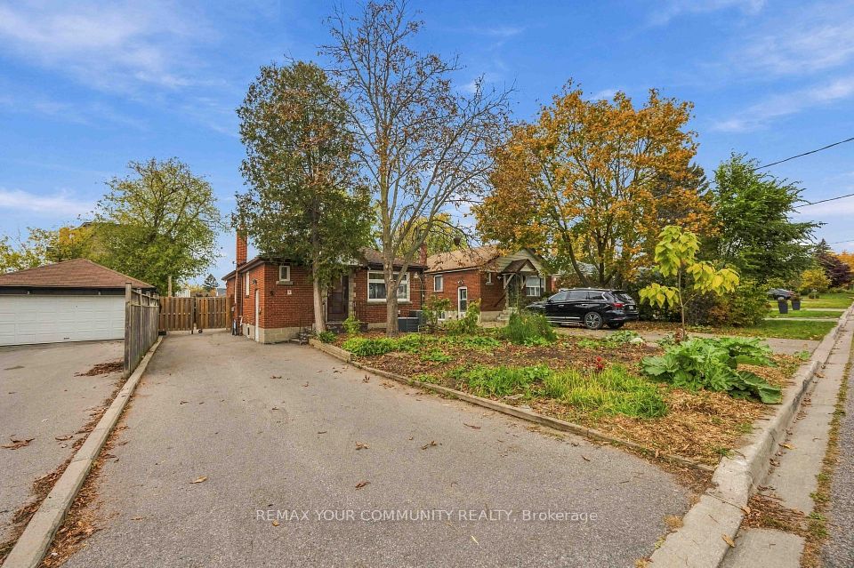 4 Waltonice Road, Toronto, ON M1M 3G5 2
