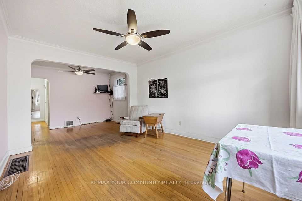 4 Waltonice Road, Toronto, ON M1M 3G5 9