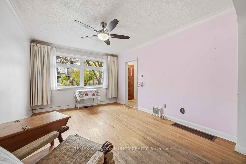 4 Waltonice Road, Toronto, ON M1M 3G5 6