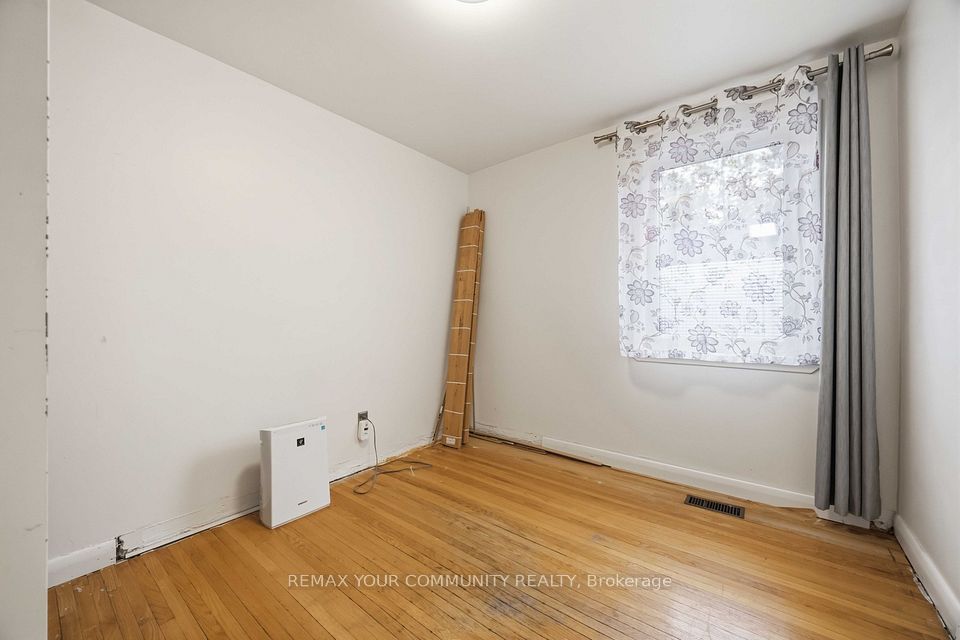 4 Waltonice Road, Toronto, ON M1M 3G5 16