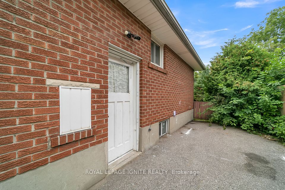117 Cabot Street Bsmt, Oshawa, ON L1J 5R8 3