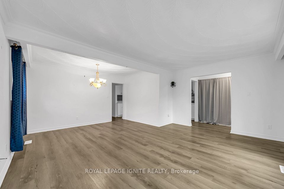 117 Cabot Street Main, Oshawa, ON L1J 5R8 4