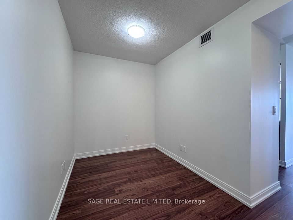 181 Village Green Square 2415, Toronto, ON M1S 0K6 4