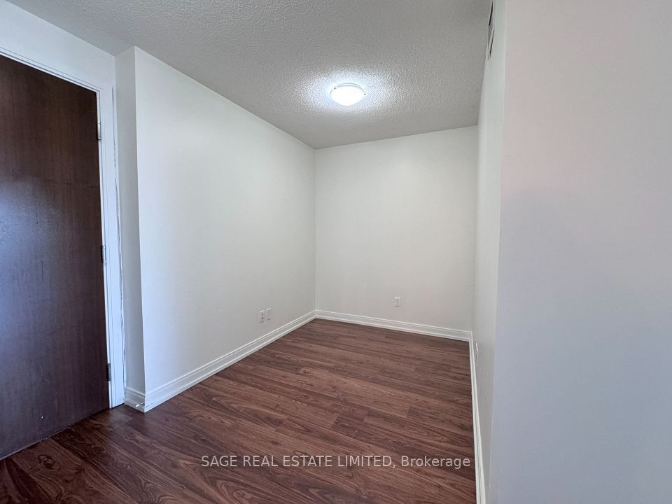 181 Village Green Square 2415, Toronto, ON M1S 0K6 3