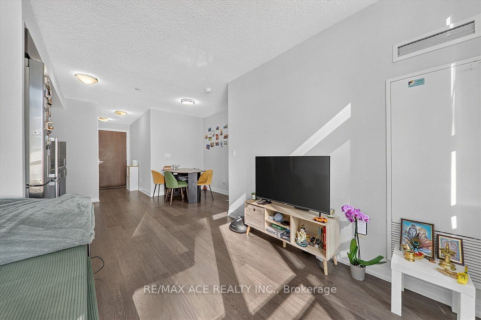 255 Village Green Square 409, Toronto, ON M1S 0L7 14
