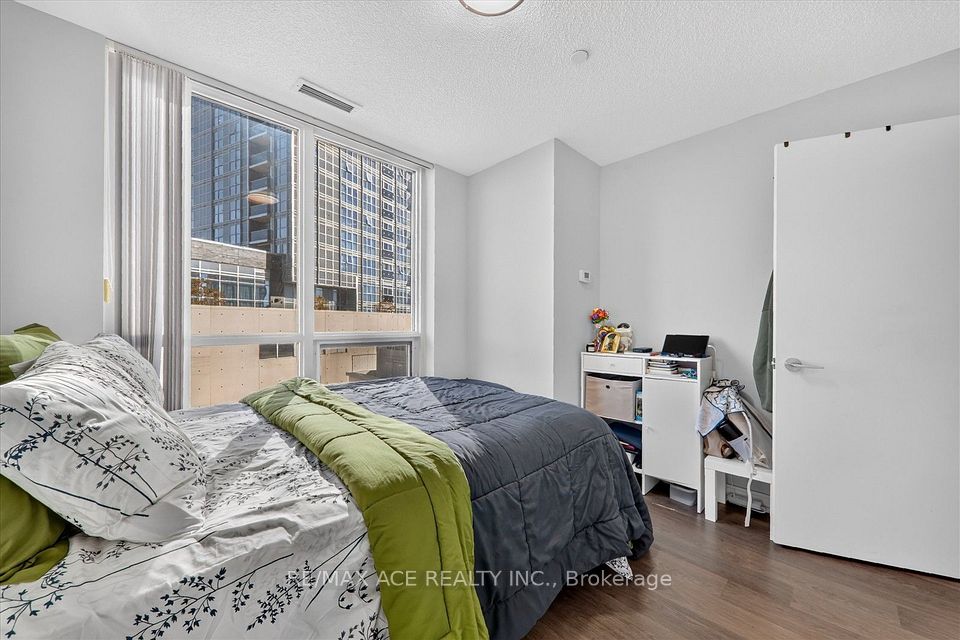 255 Village Green Square 409, Toronto, ON M1S 0L7 17