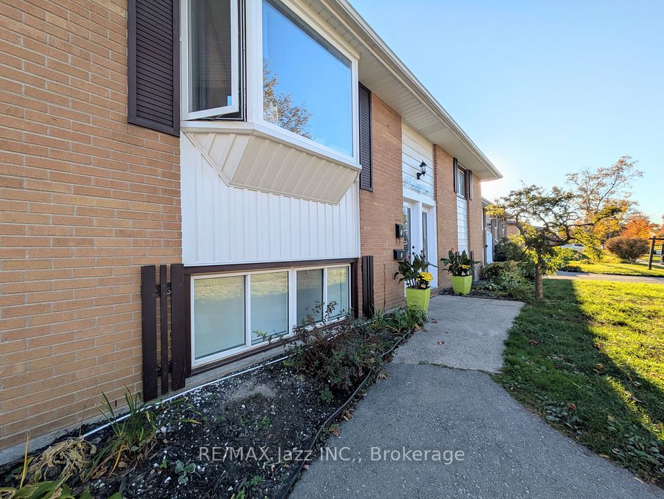 311 Dwight Avenue 2, Oshawa, ON L1J 1K8 4