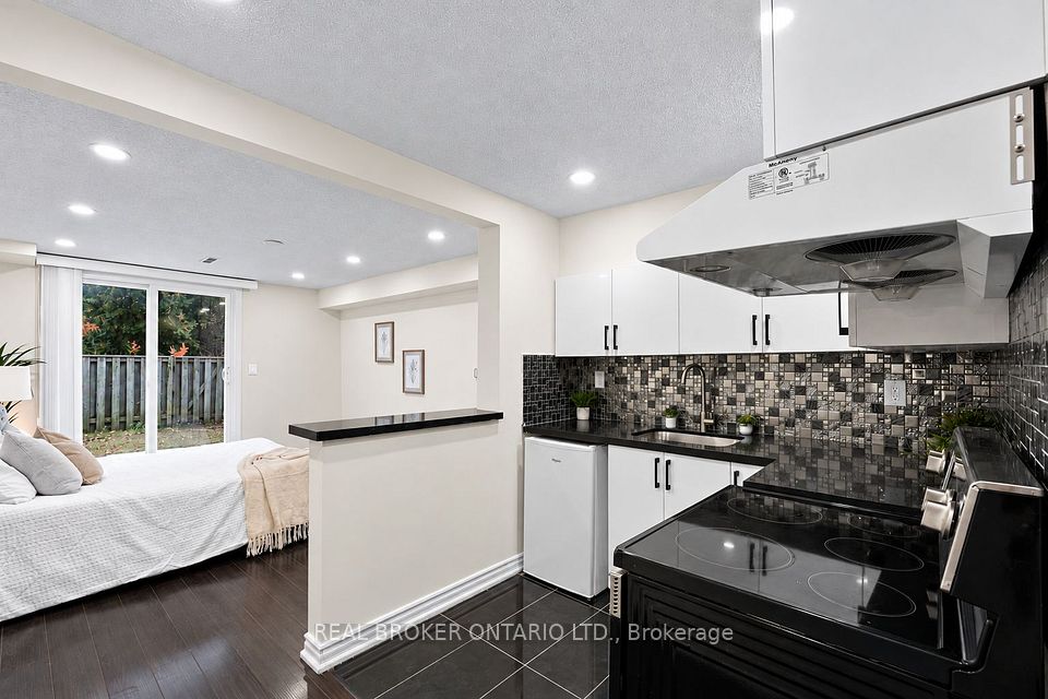 27 Collinsgrove Road, Toronto, ON M1E 3S3 21
