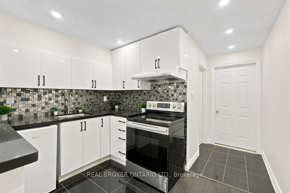 27 Collinsgrove Road, Toronto, ON M1E 3S3 22