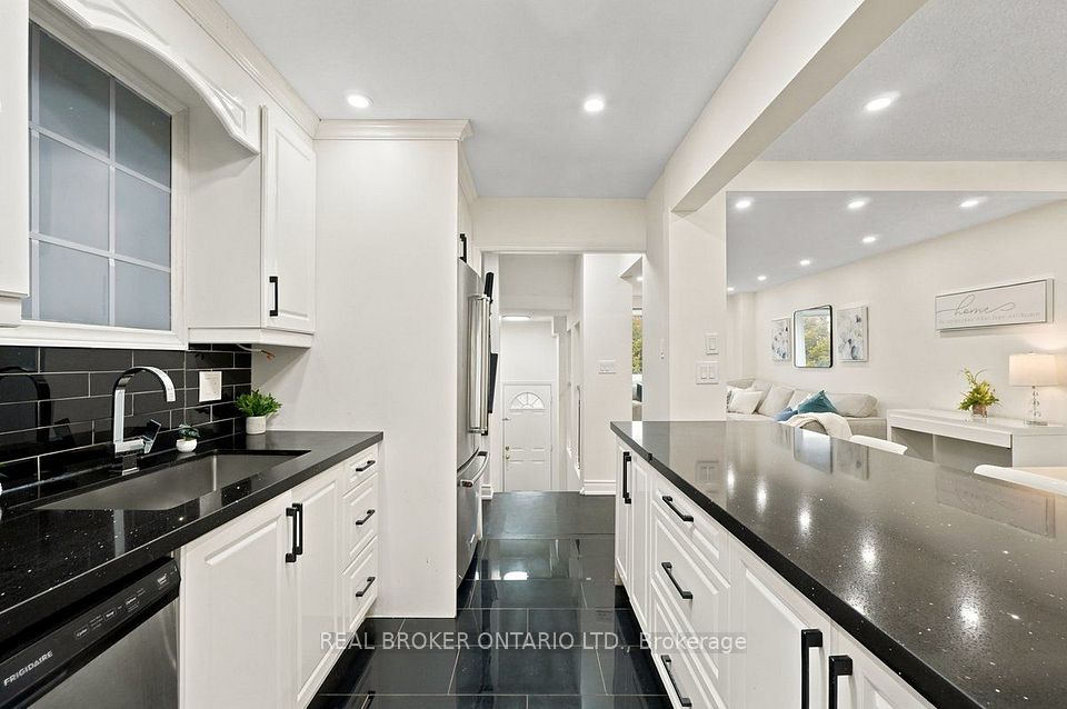 27 Collinsgrove Road, Toronto, ON M1E 3S3 9
