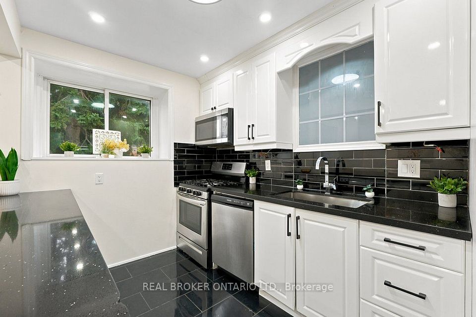 27 Collinsgrove Road, Toronto, ON M1E 3S3 8