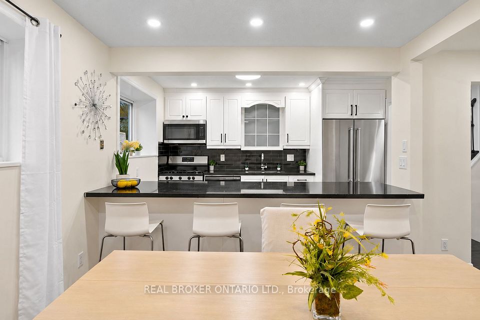 27 Collinsgrove Road, Toronto, ON M1E 3S3 6