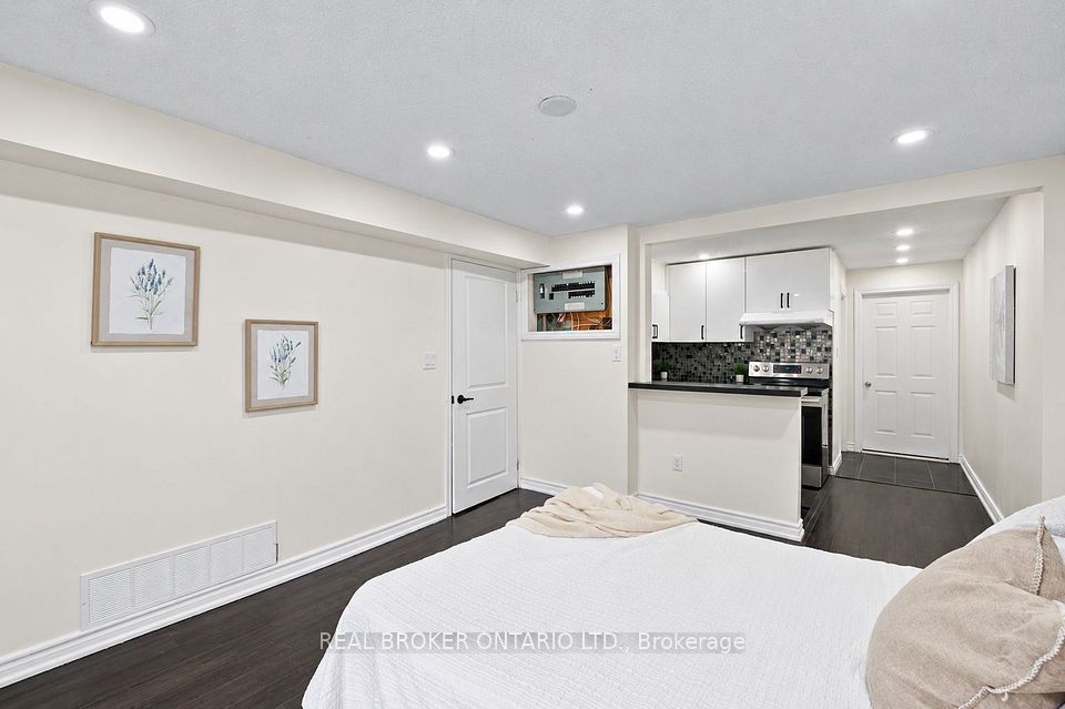 27 Collinsgrove Road, Toronto, ON M1E 3S3 18