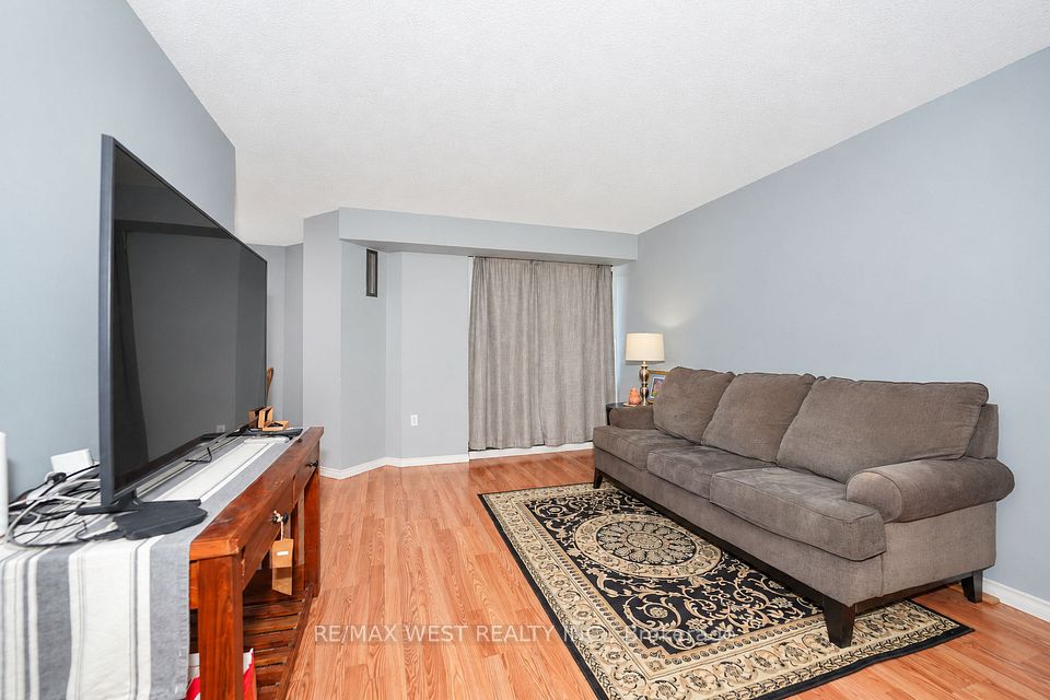 4064 Lawrence Avenue E 221C, Toronto, ON M1E 4V6 3