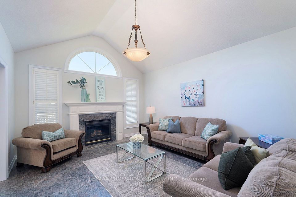 1859 New Street, Pickering, ON L1V 1S7 6