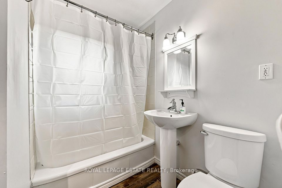 17 Arden Crescent upper, Toronto, ON M1L 3R6 17