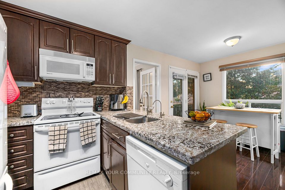 2382 Annan Woods Drive, Pickering, ON L1X 2K7 8