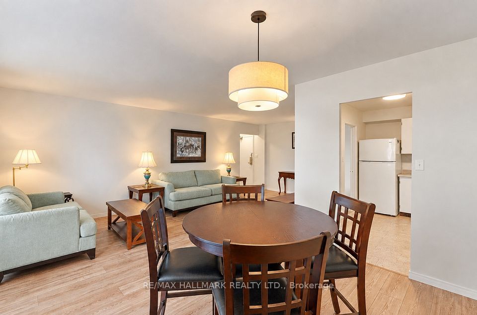 1 Massey Square 1419, Toronto, ON M4C 5L4 4